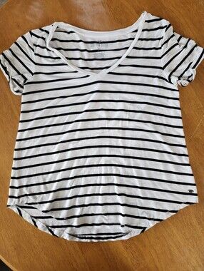 American Eagle Outfitters Super Soft V-Neck Tee | Women's XS